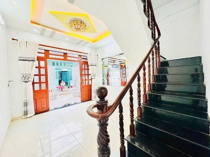 ANH MINH CẦN BÁN GẤP NHÀ MẶT TIỀN 1 TỶ 680 ĐANG CHO THUÊ 8TR/1 THÁNG