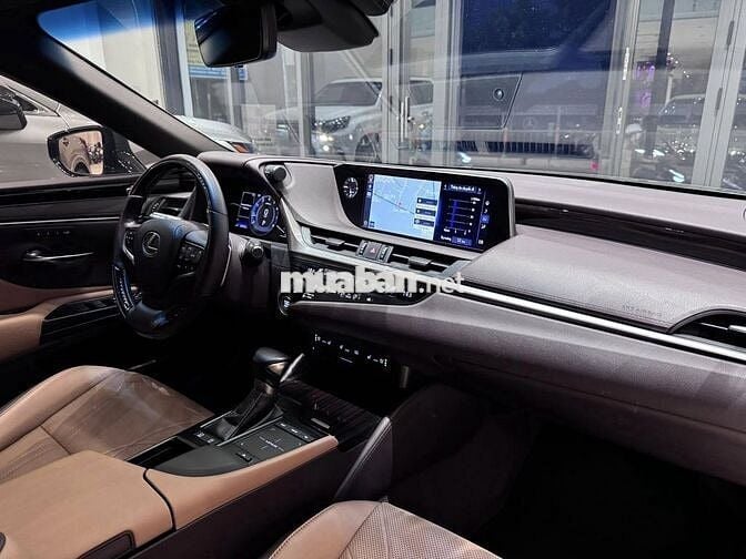 Lexus ES 250 model 2021 màu hiếm