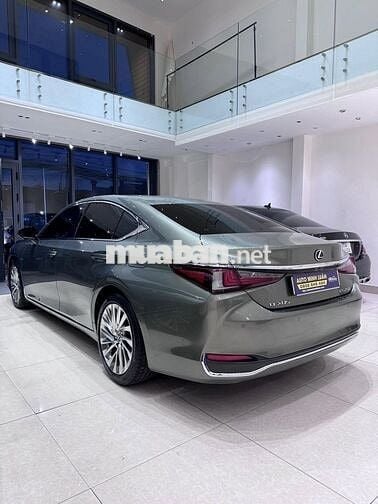 Lexus ES 250 model 2021 màu hiếm