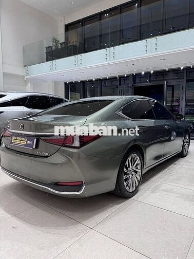 Lexus ES 250 model 2021 màu hiếm