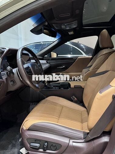 Lexus ES 250 model 2021 màu hiếm