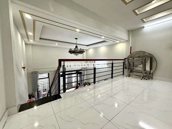 Nhà đẹp dt rộng shr thoi sn 16..2pn 2wc..60m đuong vừa làm xong đẹp