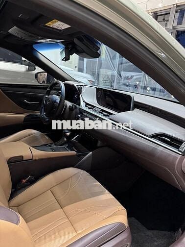 Lexus ES 250 model 2021 màu hiếm