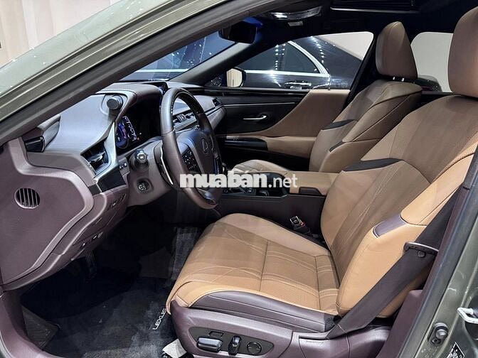 Lexus ES 250 model 2021 màu hiếm