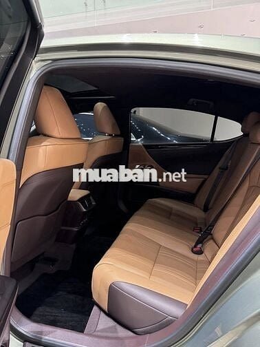 Lexus ES 250 model 2021 màu hiếm