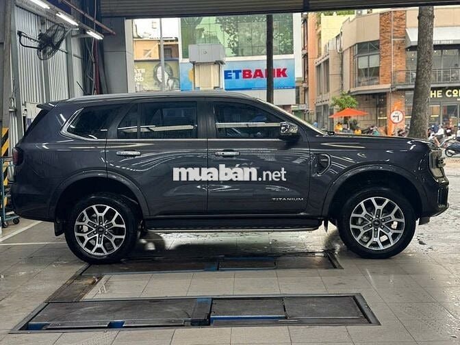 FORD EVEREST TITANIUM 1 CẦU 2022 - 35000 km