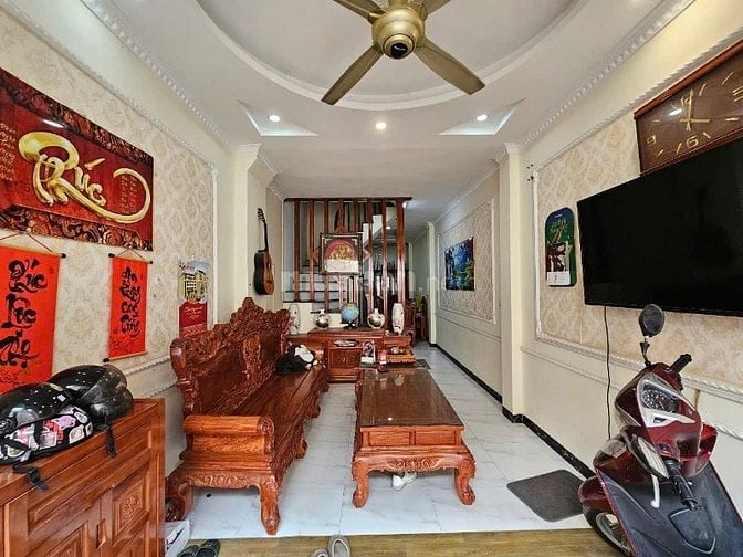 Bán nhà 40m2 x 4 tầng full nội thất tiện nghi ở Bát Khối giá 6,7 tỷ