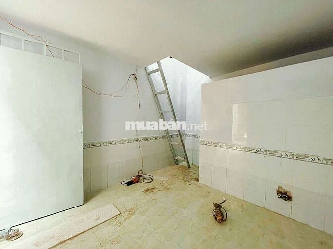 Phòng gác giá rẻ gần chợ Xóm Mới