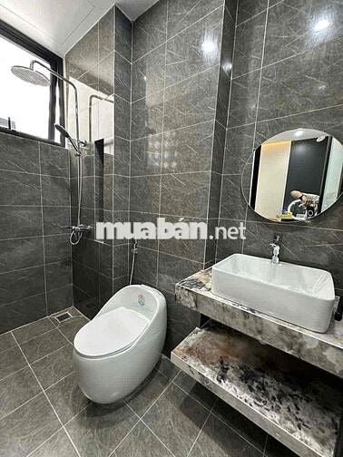 Cho thuê nhà 4 tầng kiệt oto 5m Nguyễn Hoàng full nội thất