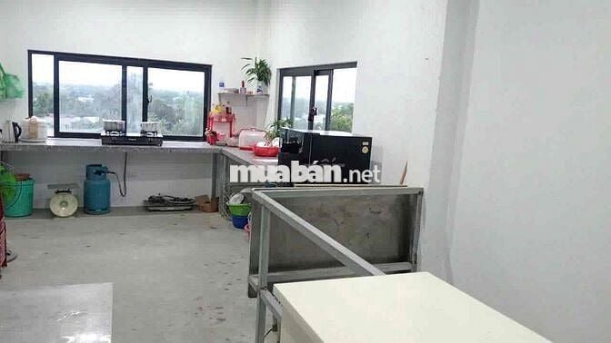 Mặt bằng kho xưởng- Có sẵn văn phòng làm việc