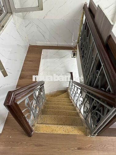 Nhà riêng Ngõ 612 Đê La Thành,  2 tầng 1 tum – ô tô đỗ đầu ngõ