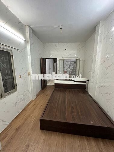 Nhà riêng Ngõ 612 Đê La Thành,  2 tầng 1 tum – ô tô đỗ đầu ngõ