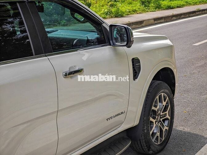 Ford Everest 2024 Titanium 4x2 màu trắng