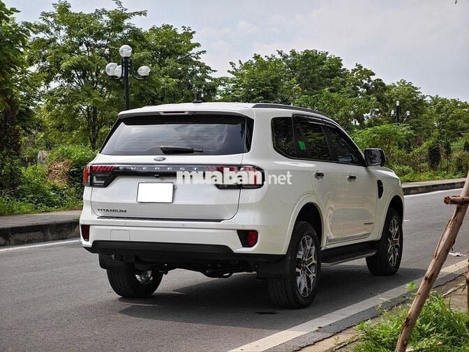 Ford Everest 2024 Titanium 4x2 màu trắng