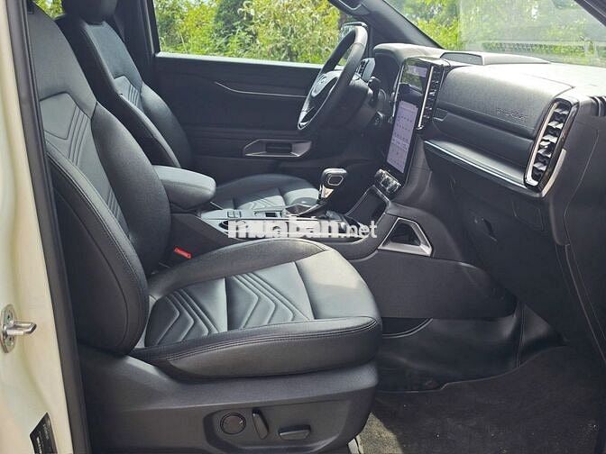 Ford Everest 2024 Titanium 4x2 màu trắng