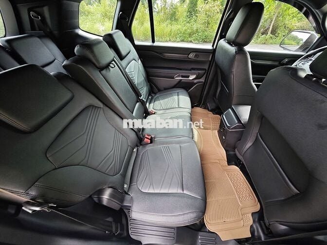 Ford Everest 2024 Titanium 4x2 màu trắng