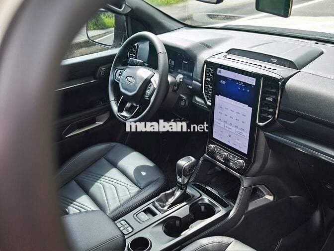 Ford Everest 2024 Titanium 4x2 màu trắng