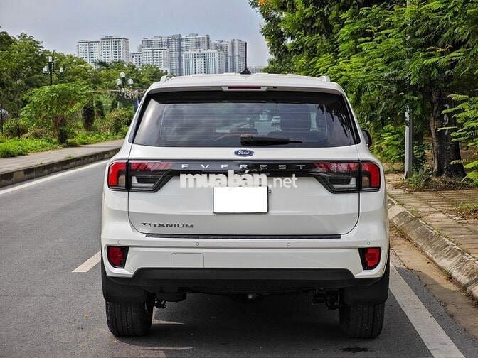 Ford Everest 2024 Titanium 4x2 màu trắng