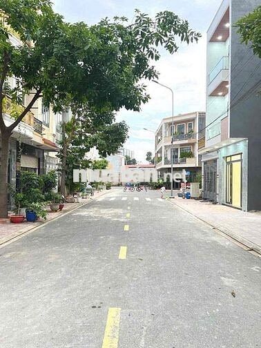nhà 1 trệt 2 lầu gần ngã tư 550 Dĩ An, mới sạch sẽ,đường 7m đậu ô tô
