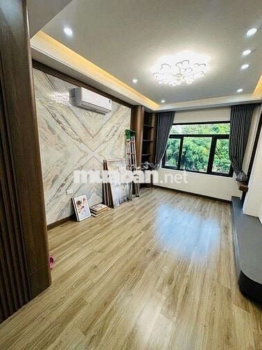 Ô TÔ ĐỖ TRONG NHÀ - GẦN CHỢ KINH DOANH VÔ ĐỐI - NHÀ MỚI