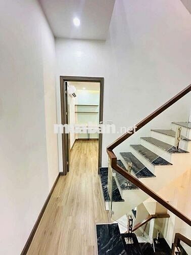 Ô TÔ ĐỖ TRONG NHÀ - GẦN CHỢ KINH DOANH VÔ ĐỐI - NHÀ MỚI
