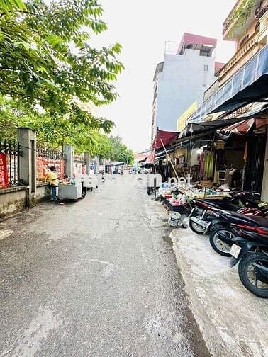 Ô TÔ ĐỖ TRONG NHÀ - GẦN CHỢ KINH DOANH VÔ ĐỐI - NHÀ MỚI