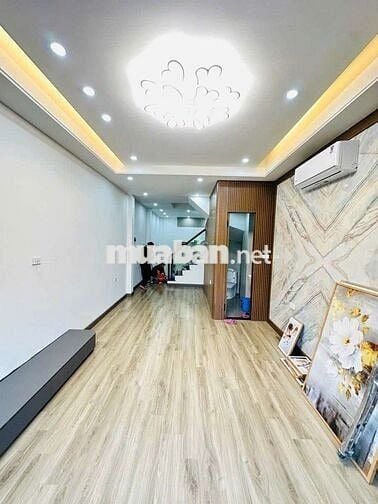 Ô TÔ ĐỖ TRONG NHÀ - GẦN CHỢ KINH DOANH VÔ ĐỐI - NHÀ MỚI