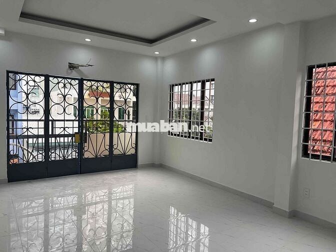 Cho thuê toà nhà đẹp 4,3x20, MT đường Hồ Biểu Chánh, PN