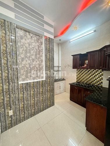 Nhà hxm nguyễn thị minh khai 3 lầu 5 phòng 3 wc 6 tỷ 8