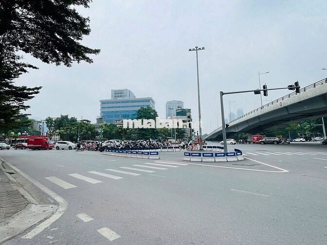 Chủ bán đất phân lô Nghĩa Đô- Hoàng Quốc Việt ôtô tránh vỉa hè k.doanh