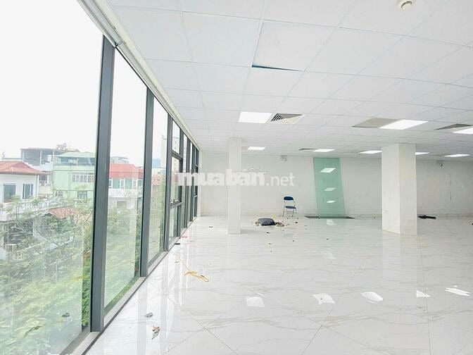 Cho thuê văn phòng Đội Cấn 150m² mới đẹp vuông đét 25tr hầm để 10 oto