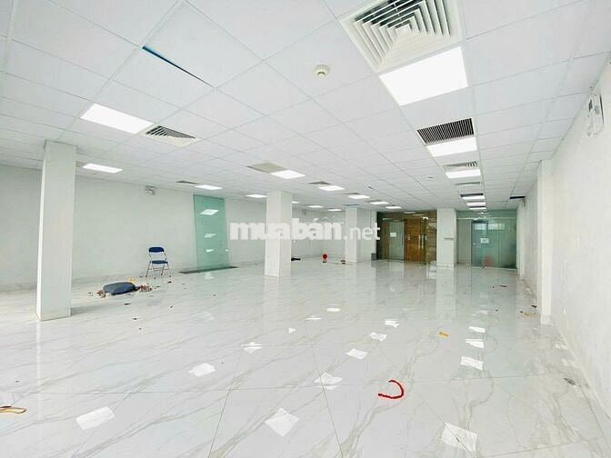 Cho thuê văn phòng Đội Cấn 150m² mới đẹp vuông đét 25tr hầm để 10 oto