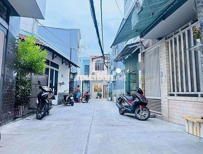 Nhà 1 sẹc cạnh UB Phường Sơn Kỳ, đối diện Aeon Mall.