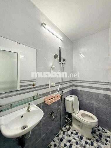 Cho thuê nhà 2PN, 3WC nội thất cơ bản ngay chợ Thạch Đà