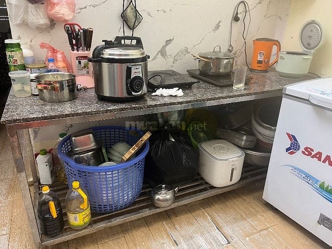 thanh lý một số đồ dùng sau: Quầy bán hàng, bàn chặt mặt đá