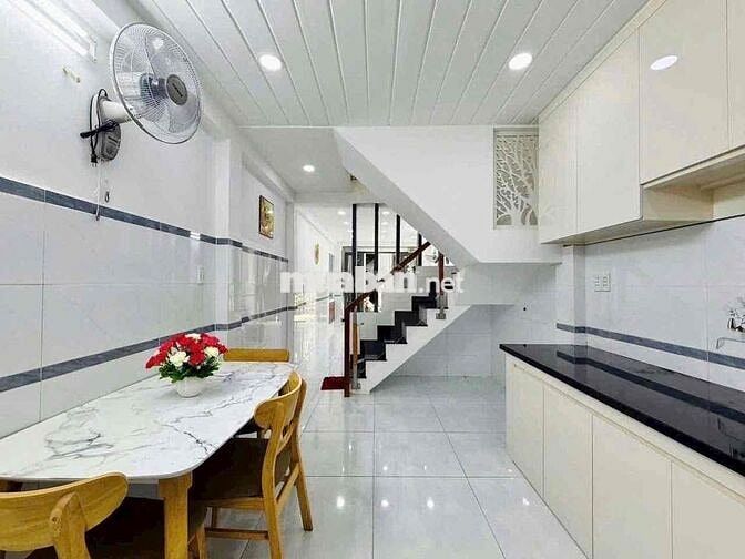 Cho thuê nhà 2PN, 3WC nội thất cơ bản ngay chợ Thạch Đà