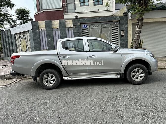 Bán Mitsubishi Triton 2018 tự động 1 cầu màu bạc
