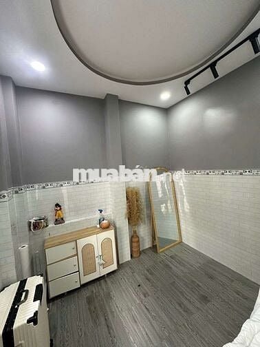 phòng ,sau lưng nhà thờ xom chiếu ,khu an ninh tốt ,giờ giấc tự do