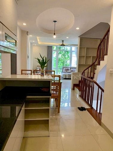 Giảm 800tr , Trung tâm Việt Hưng, 4 tầng dân xây dt 70m2 - 9.x tỷ