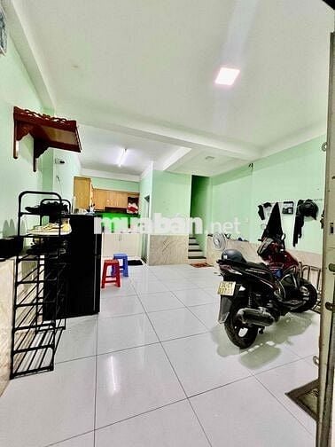 Nhà Sạch DT 90m2 1Trệt 2Lầu 3Pn 2Wc  Ngay Ngã Tư Ga