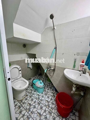 Nhà Sạch DT 90m2 1Trệt 2Lầu 3Pn 2Wc  Ngay Ngã Tư Ga