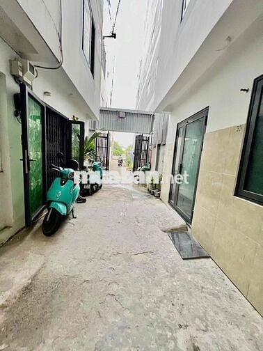 Nhà Sạch DT 90m2 1Trệt 2Lầu 3Pn 2Wc  Ngay Ngã Tư Ga