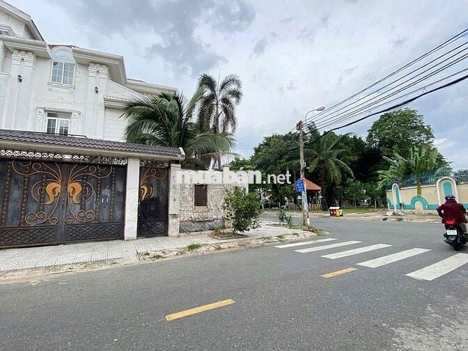 Cho thuê biệt thự góc 2 mặt tiền KDC TÊN LỬA 556m