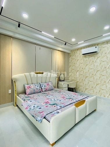 Đi nước ngoài Bán gấp nhà Ngô Quyên, P8, Q10. Giâ 3,68tỷ . Hẻm 6m