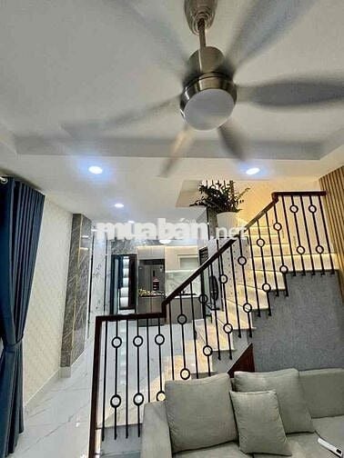 Ngang cực Rộng. hẻm lớn rộng rãi .gần khu trung tâm siêu thị Gò vấp
