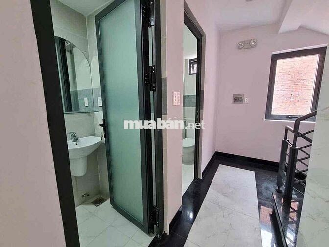 VĂN PHÒNG MẶT TIỀN - 5 x 22 - 3 LẦU - TRỐNG SUỐT - THANG MÁY