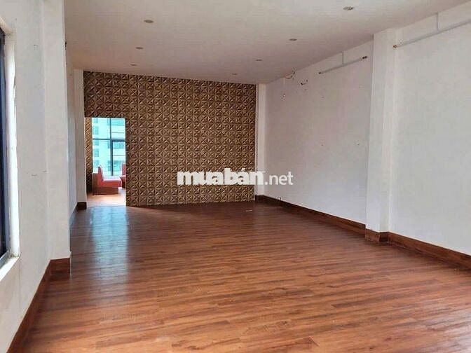 Cho thuê 2 lầu mặt tiền Nguyễn Văn Cừ giá rẻ