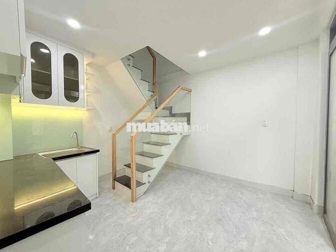 Đinh Bộ Lĩnh ,Nhà nằm trong hẻm 1 sẹc, thông. Sát ngay mặt tiền.