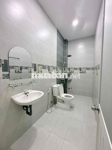NHÀ RỘNG GẦN TRƯỜNG CẤP 1..2..3. TRỆT 2 LẦU 4PN 3WC. SÂN XE HƠI