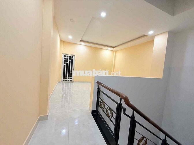 NHÀ RỘNG GẦN TRƯỜNG CẤP 1..2..3. TRỆT 2 LẦU 4PN 3WC. SÂN XE HƠI